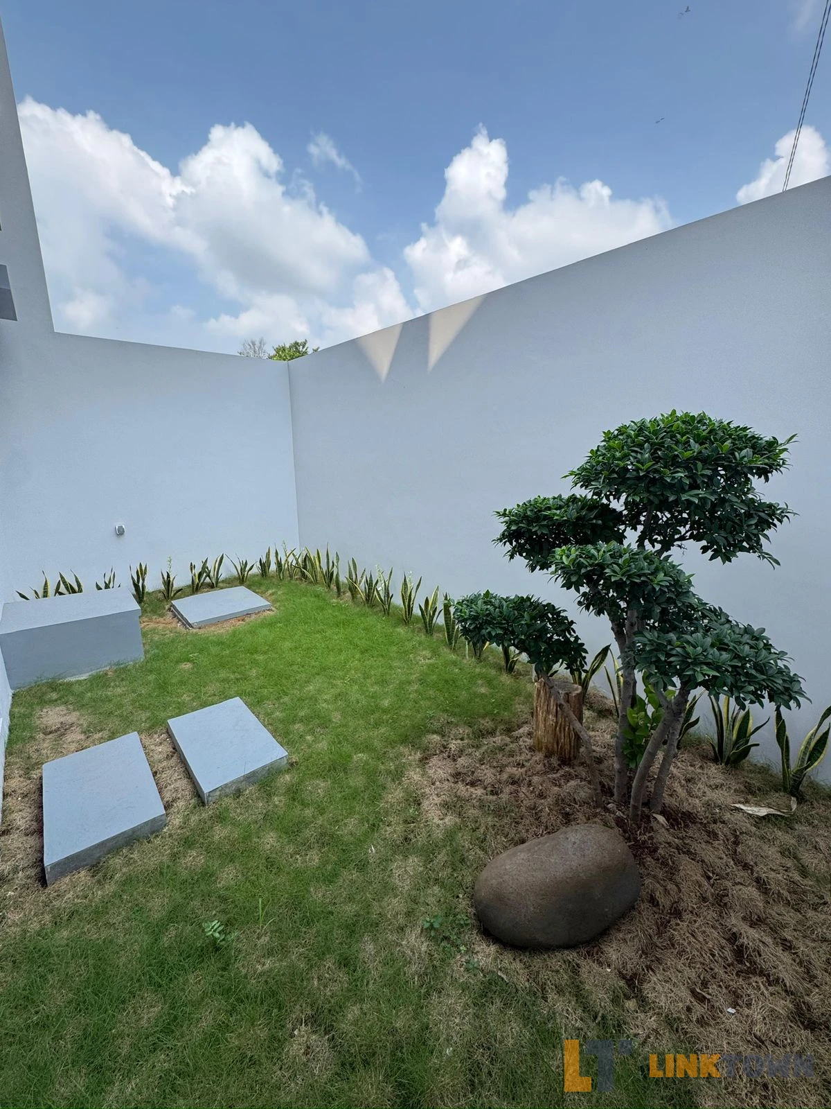 Linktown Modern Mansion Garden